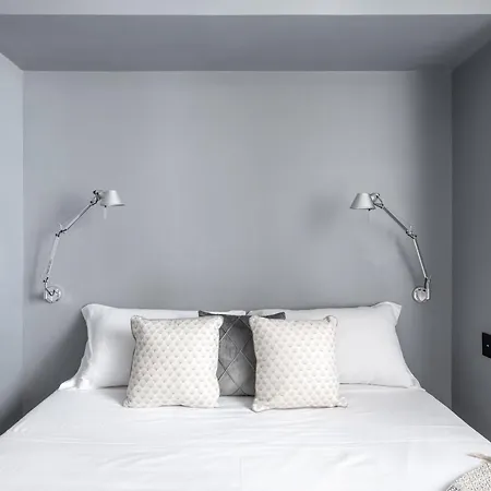 Iflat A Sparkle Of Red In Trastevere Apartment Rome